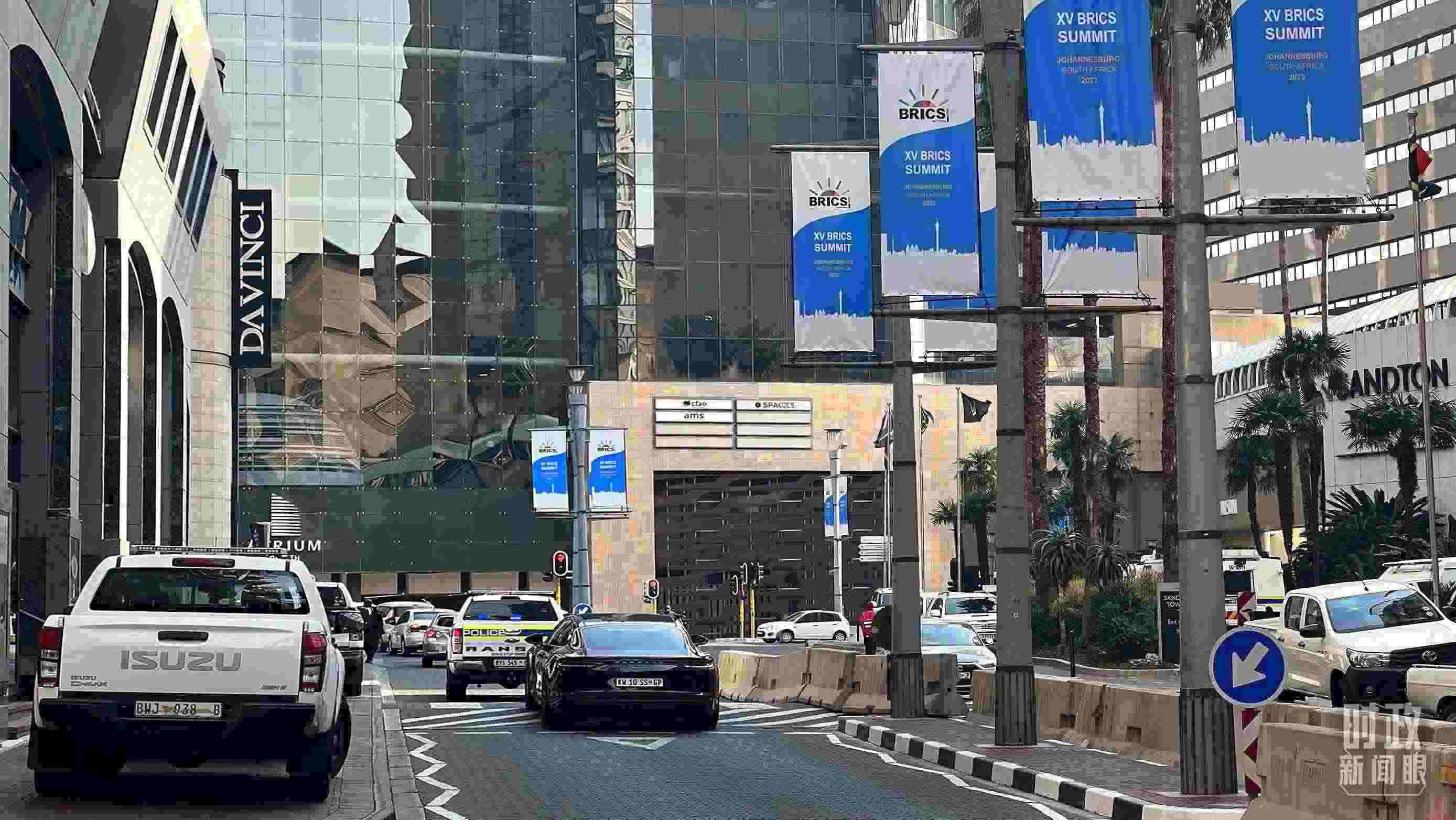 △約翰內斯堡，街頭懸掛金磚峰會條幅。（總臺央視記者韓銳拍攝）