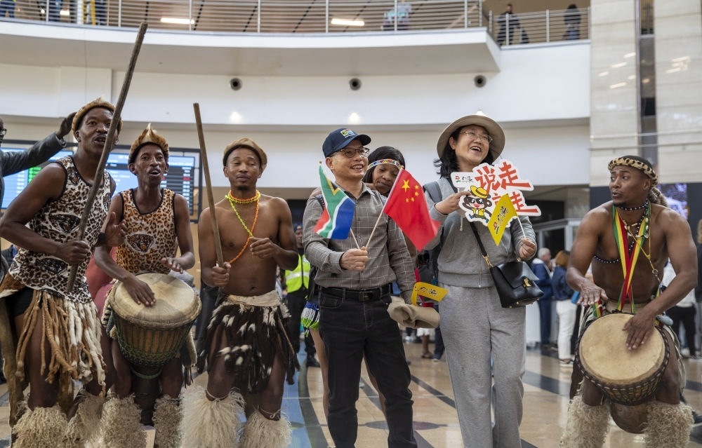 在南非約翰內(nèi)斯堡坦博國際機(jī)場(chǎng)，南非舞蹈演員歡迎中國試點(diǎn)恢復(fù)出境團(tuán)隊(duì)旅游后首批抵達(dá)南非的中國游客（2023年3月29日攝）。