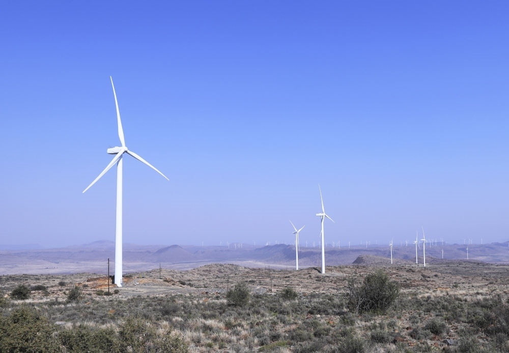 這是在南非北開普省德阿鎮(zhèn)拍攝的德阿風(fēng)電項(xiàng)目風(fēng)機(jī)（2023年8月10日攝）。由中國龍?jiān)措娏瘓F(tuán)南非公司運(yùn)營(yíng)的德阿風(fēng)電項(xiàng)目每年發(fā)電量超過7.5億千瓦時(shí)，相當(dāng)于節(jié)約20多萬噸標(biāo)準(zhǔn)煤，減排二氧化碳約70萬噸。