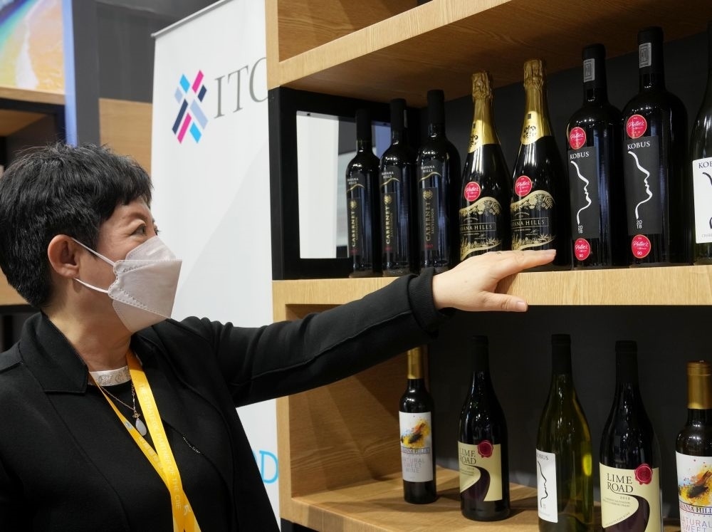 這是在中國上海舉行的第五屆進(jìn)博會(huì)上拍攝的來自南非的葡萄酒（2022年11月7日攝）。