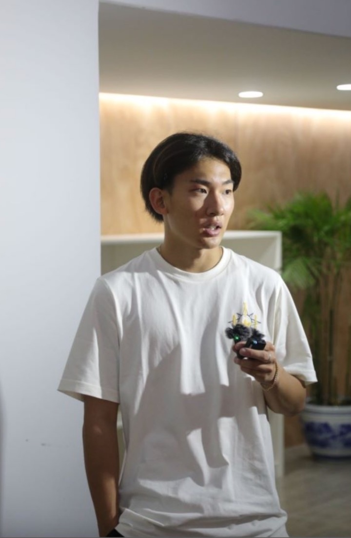 蘇翊鳴接受媒體采訪。