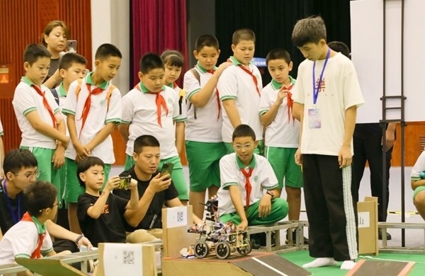 青少年學(xué)生現(xiàn)場(chǎng)觀看比賽。北京工商大學(xué)供圖