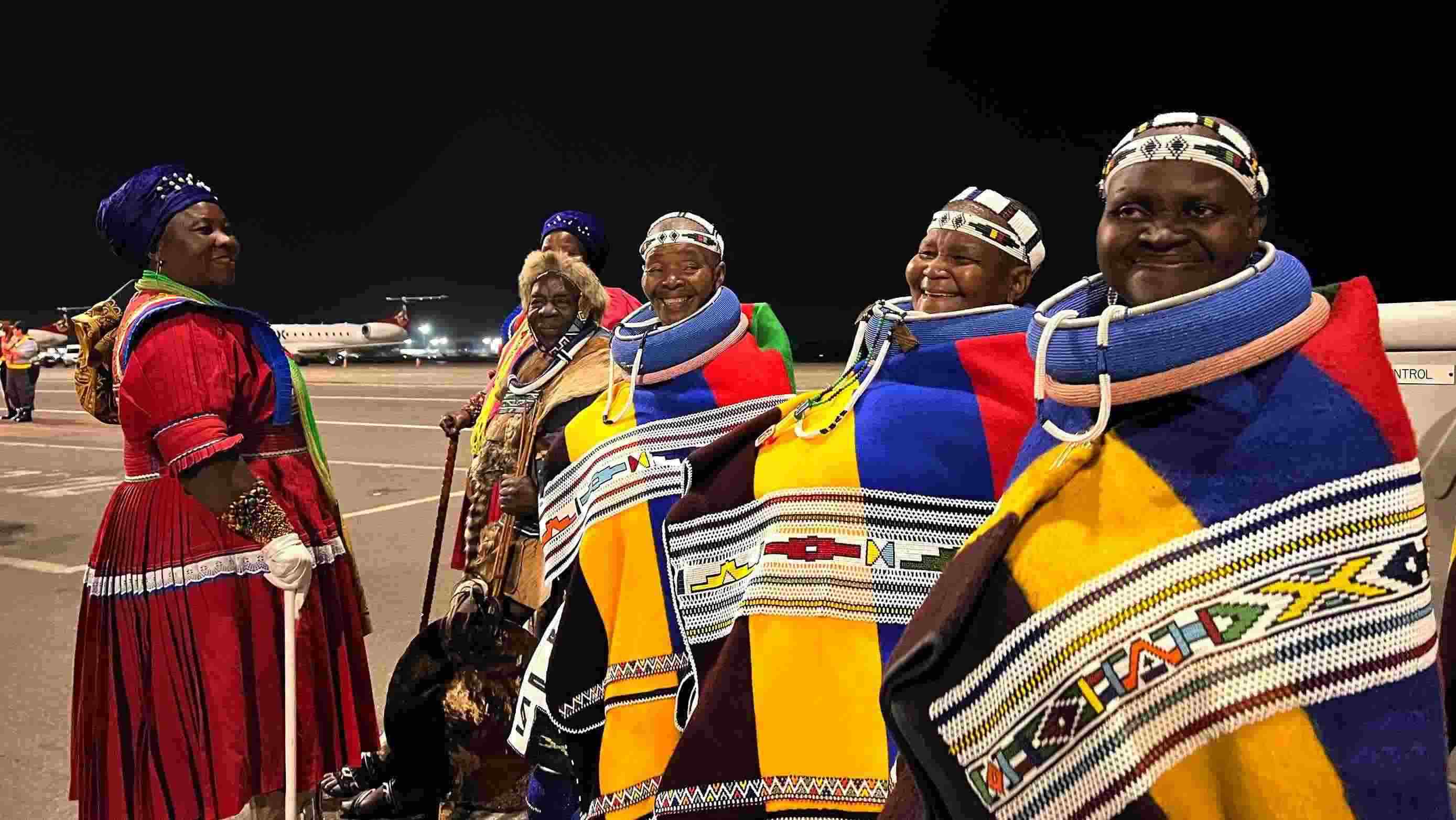 當?shù)貢r間2023年8月21日晚，習近平主席乘坐的專機抵達南非約翰內斯堡坦博國際機場，這是身穿民族服飾迎接的當?shù)厝罕姟? width=