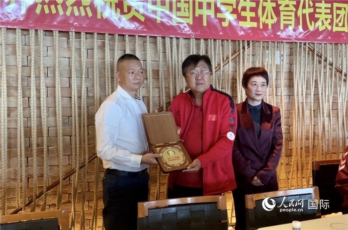 巴西中國和平統(tǒng)一促進(jìn)會會長王俊曉向中國中學(xué)生體育代表團(tuán)團(tuán)長劉立新贈送紀(jì)念品。人民網(wǎng)記者 宋亦然攝