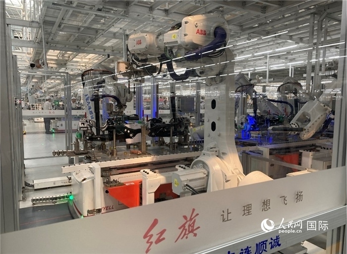 一汽—紅旗繁榮工廠內(nèi)的智能機器人。人民網(wǎng) 宋歌攝