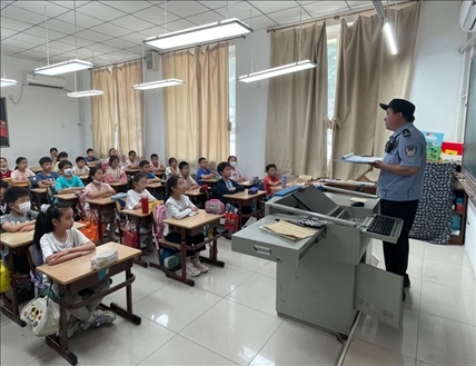 趙超剛在呼家樓中心小學(xué)為學(xué)生們講法治課。受訪者供圖