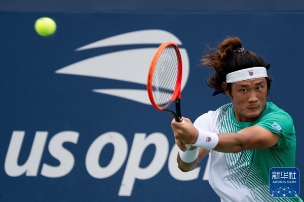 張之臻在比賽中回球。新華社記者 劉杰 攝