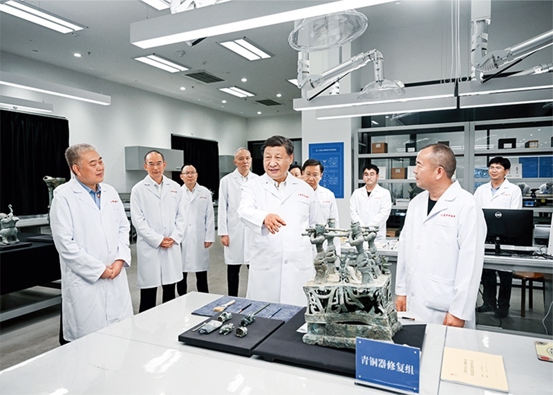 2023年7月25日至27日，中共中央總書記、國家主席、中央軍委主席習近平在四川考察。這是26日下午，習近平在位于德陽市廣漢市的三星堆博物館文物保護與修復館，同現場工作人員親切交流。 新華社記者 謝環(huán)馳/攝