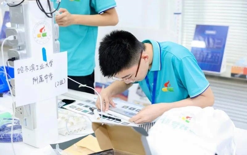 △今年7月，“逐夢蒼穹”科技主題教育活動在北京市八一學(xué)校舉辦。來自全國各地的百余名師生，在動手實踐中學(xué)習(xí)航天知識、提高創(chuàng)新能力。