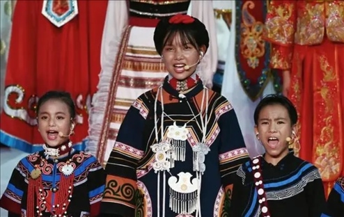 △今年7月，在成都大運會開幕式上，從大山深處走來的孩子們，自信地站在舞臺中央，以歌聲表達(dá)對未來的憧憬。