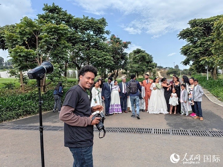 一對新人和親友在亞的斯亞貝巴友誼廣場合影。人民網(wǎng)記者 陳星星攝