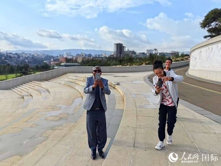 亞的斯亞貝巴友誼廣場的游客與人民網(wǎng)記者互動。人民網(wǎng)記者 陳星星攝