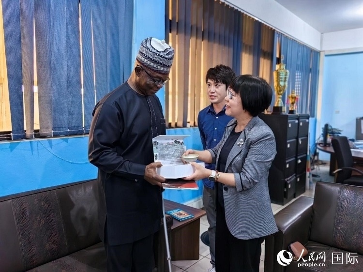 人民網(wǎng)監(jiān)事會主席唐維紅（右一）帶隊訪問尼日利亞通訊社，與該社總裁布克·龐勒（左一）交流。人民網(wǎng)記者 陳星星攝