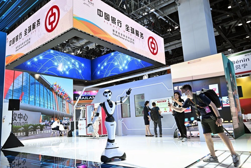 9月1日，媒體記者在國(guó)家會(huì)議中心中國(guó)銀行展臺(tái)拍攝一款迎賓接待機(jī)器人。新華社記者 李鑫 攝