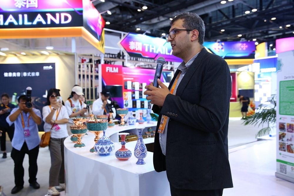 9月1日，參展商在國(guó)家會(huì)議中心向媒體記者介紹展臺(tái)信息。新華社記者 孫瑋彤 攝