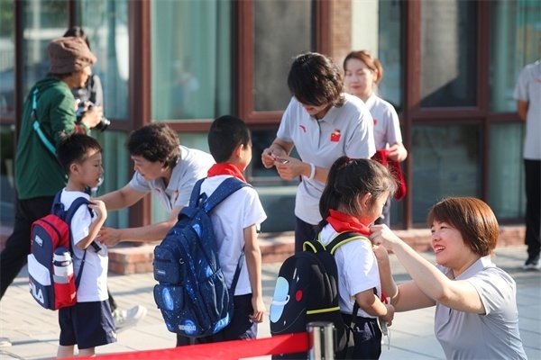 8月30日，雄安史家胡同小學學生體驗學校生活。老師為學生佩戴?；铡? /></p> <p style=