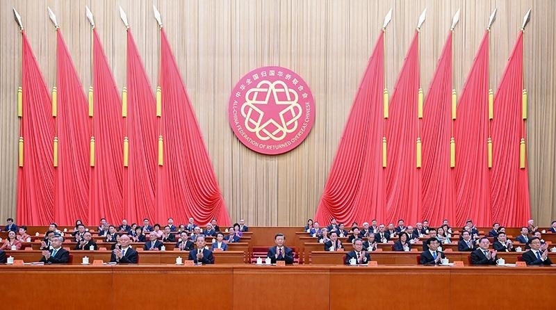 2023年8月31日，第十一次全國歸僑僑眷代表大會在北京人民大會堂開幕。習近平等黨和國家領導人到會祝賀