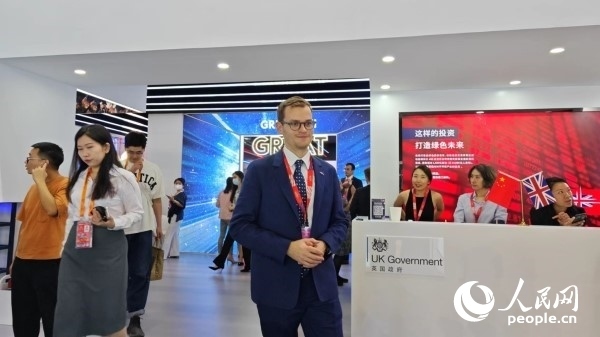 9月2日，英國(guó)館館長(zhǎng)、英國(guó)商業(yè)貿(mào)易部市場(chǎng)推廣主管康鵬接受人民網(wǎng)記者采訪。人民網(wǎng)記者 趙雯博攝