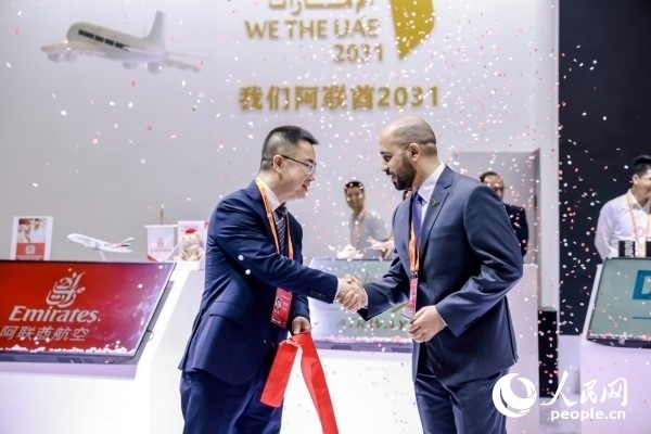 9月3日，阿聯(lián)酋駐華大使館臨時(shí)代辦、副館長(zhǎng)哈利德·沙赫參贊與中國(guó)貿(mào)促會(huì)聯(lián)絡(luò)部二級(jí)巡視員楊曉軍揭幕阿聯(lián)酋國(guó)家館。圖片由阿聯(lián)酋駐華大使館提供