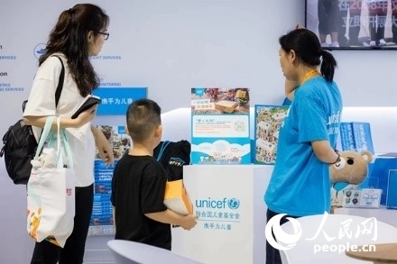 9月2日，觀眾駐足聯(lián)合國(guó)兒童基金會(huì)展館。圖片由聯(lián)合國(guó)兒童基金會(huì)提供