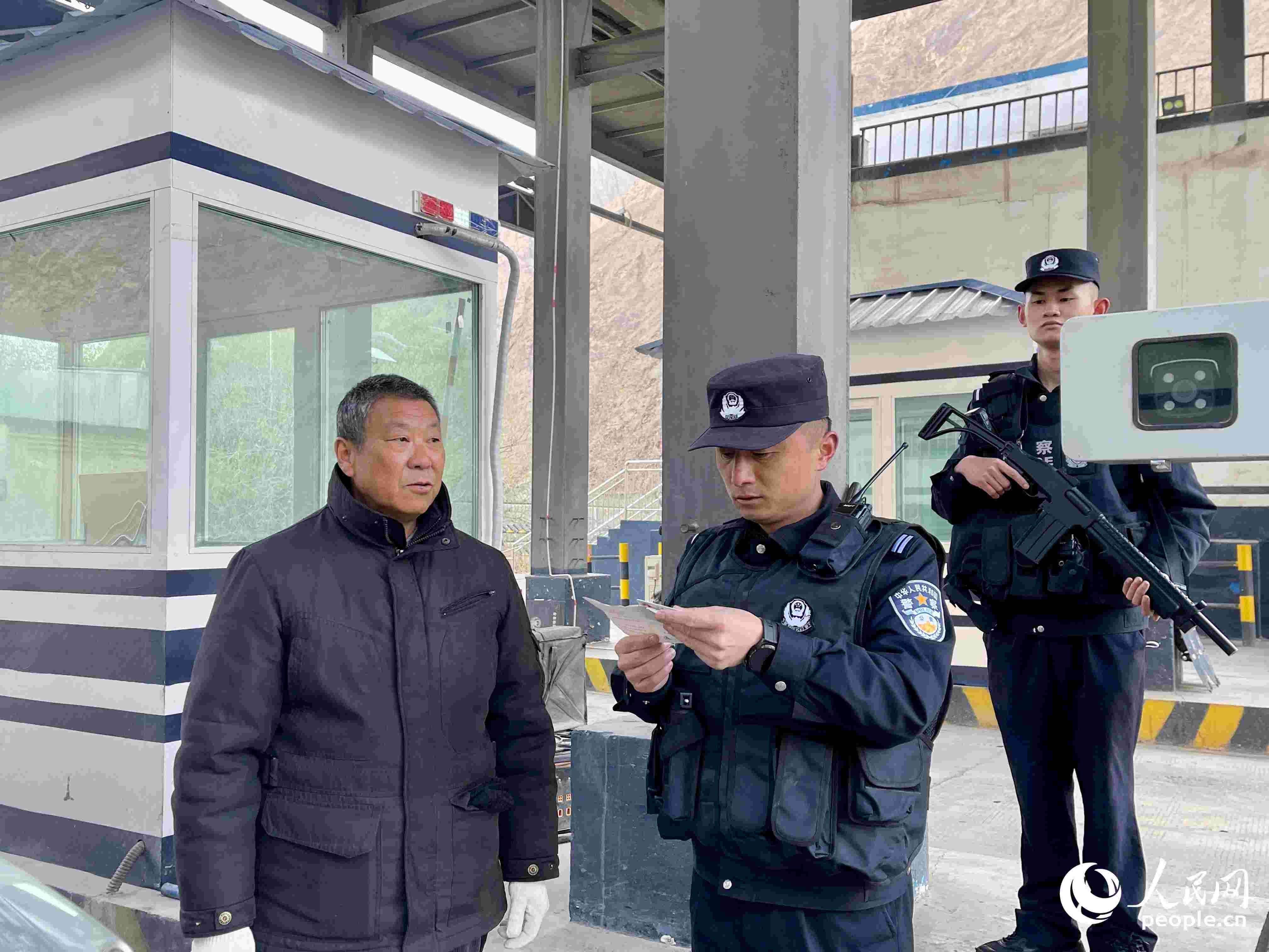 2023年5月10日，在庫地邊境檢查站，陳暢核對進(jìn)出邊境管理區(qū)人員信息。人民網(wǎng) 周靜圓攝