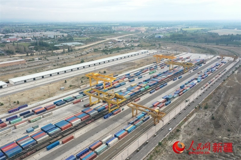 8月8日，在霍爾果斯口岸換裝廠區(qū)，工人正在進行吊箱作業(yè)。 人民網記者 張力洋攝