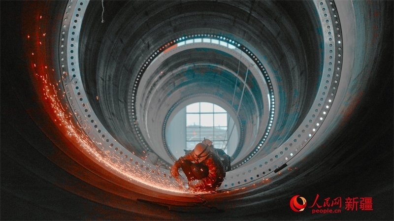 中國水利水電四局（塔城）裝備制造基地，工人們正在開展作業(yè)。 人民網 李欣洋攝