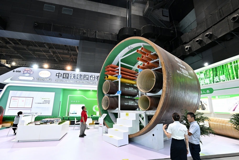 9月2日，在國家體育館舉行的服貿(mào)會環(huán)境服務(wù)專題展上，客商在中國鐵建展位竹纏繞管廊旁了解信息。新華社記者 李鑫 攝