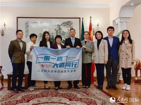胡長(zhǎng)春大使、駐非盟使團(tuán)工作人員與人民網(wǎng)記者合影。