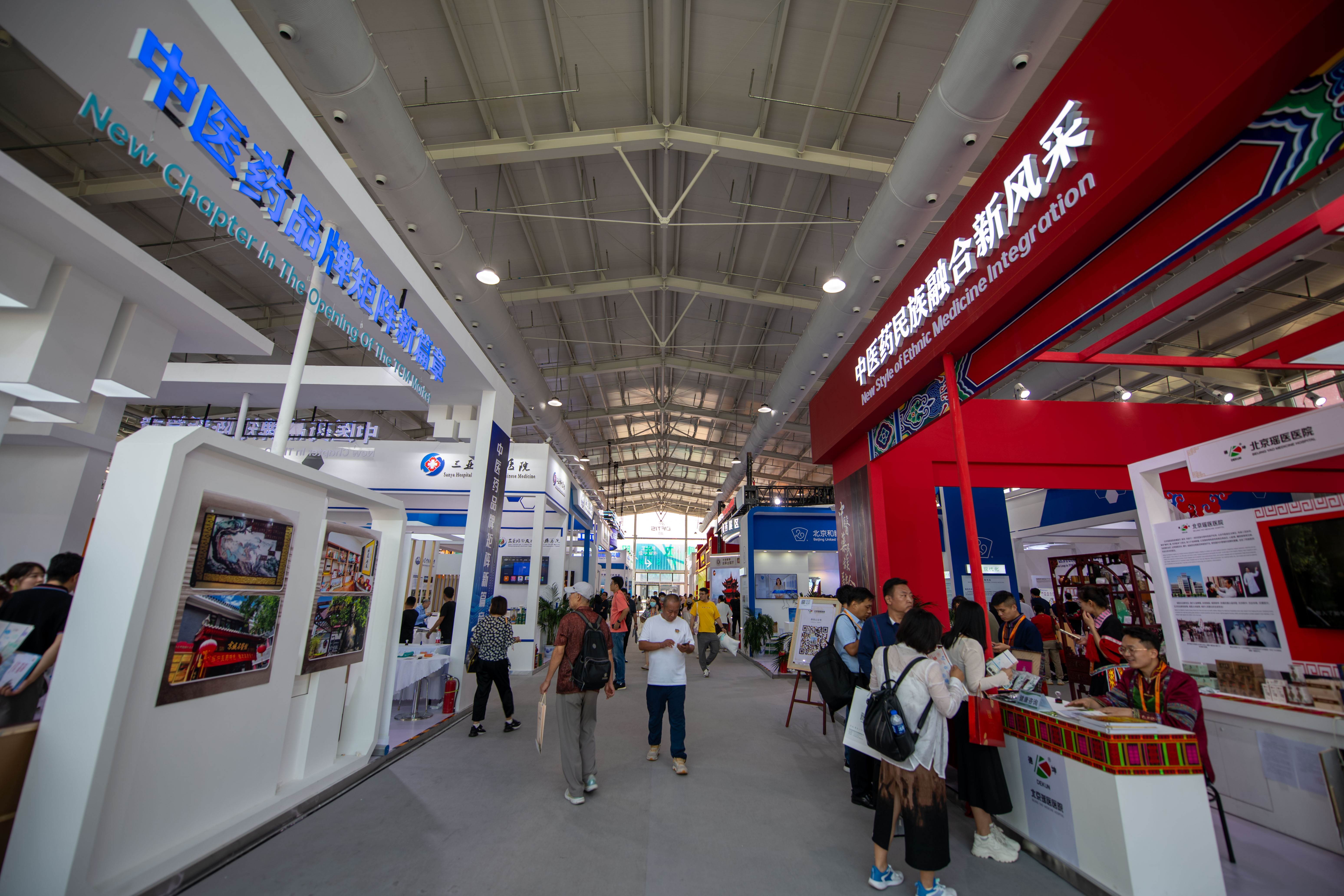 在位于首鋼園的健康衛(wèi)生服務(wù)展區(qū)，觀眾正在參觀。人民網(wǎng)記者 翁奇羽攝