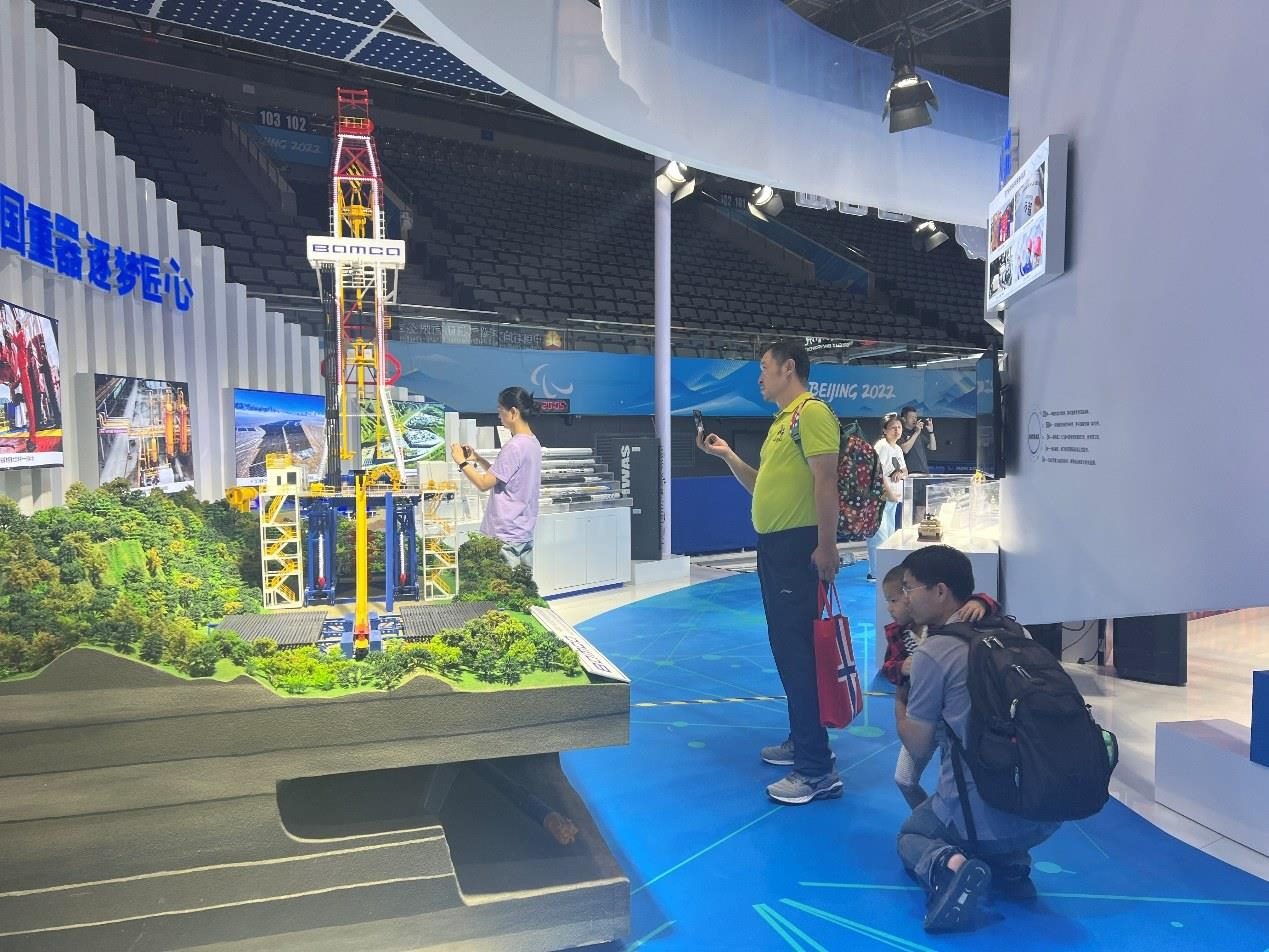 觀展群眾在國(guó)家體育館環(huán)境服務(wù)展區(qū)。人民網(wǎng) 歐陽(yáng)易佳攝