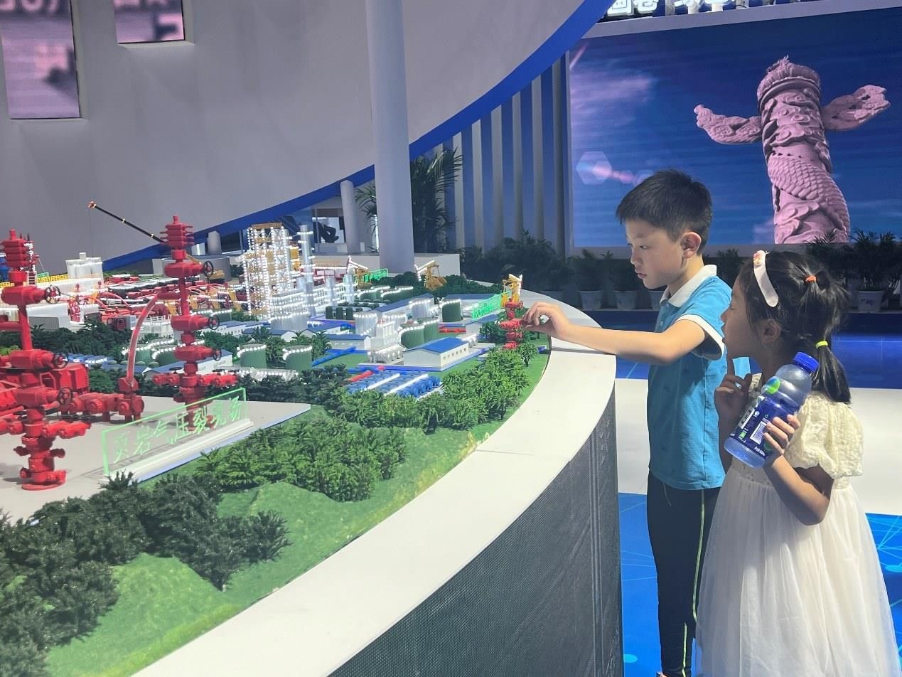 小朋友正在觀看展覽模型。人民網(wǎng) 歐陽(yáng)易佳攝