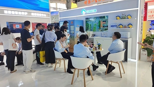 銀行機(jī)構(gòu)“勞動(dòng)者港灣”的服務(wù)理念，吸引觀展群眾上前咨詢。人民網(wǎng)記者 李彤?dāng)z