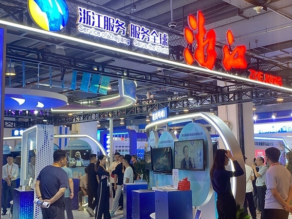 在浙江省交易團(tuán)展區(qū)，數(shù)字支付技術(shù)吸引了觀展群眾的目光。人民網(wǎng)記者 李彤?dāng)z