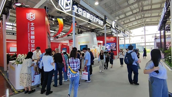 金融安全、投資者教育是金融服務(wù)展區(qū)知識(shí)科普的重要展示環(huán)節(jié)。人民網(wǎng)記者 李彤?dāng)z