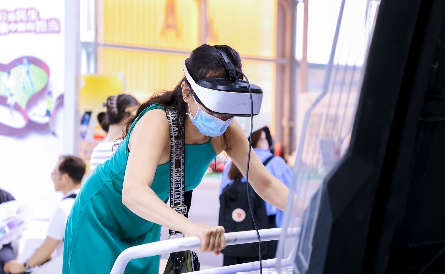 觀眾參與AI體驗。圖片來源：中國國際服務(wù)貿(mào)易交易會