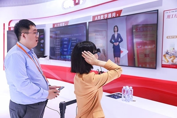 在工商銀行展臺(tái)，數(shù)字員工“工曉伴”與觀展游客互動(dòng)。受訪者供圖