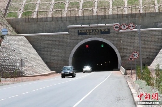 連接塔吉克斯坦南北的重要隧道之一哈特隆隧道由中國路橋承建，是塔國南北公路交通的重要干線道路，對促進塔吉克斯坦南北交流和國民經(jīng)濟發(fā)展具有重要意義。田冰攝