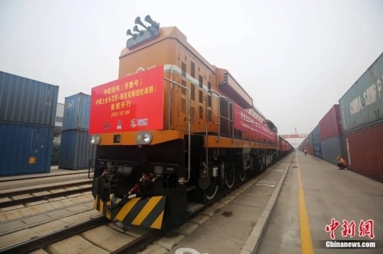 2021年7月5日，中國—上海合作組織地方經(jīng)貿(mào)合作示范區(qū)（簡稱“上合示范區(qū)”）前往塔吉克斯坦首都杜尚別的首班中歐班列（齊魯號）“上合快線”發(fā)出，從上合示范區(qū)青島多式聯(lián)運中心啟程，為中國及日本、韓國等周邊國家和地區(qū)與塔吉克斯坦經(jīng)貿(mào)往來提供了全新的物流解決方案。胡耀杰 攝