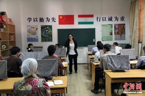 2014年，塔吉克斯坦國立民族大學(xué)的孔子學(xué)院內(nèi)，教師正在為塔吉克斯坦學(xué)生授課。田冰 攝