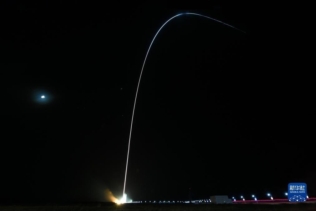 9月7日02時(shí)14分，我國(guó)在酒泉衛(wèi)星發(fā)射中心使用長(zhǎng)征四號(hào)丙運(yùn)載火箭，成功將遙感三十三號(hào)03星發(fā)射升空，衛(wèi)星順利進(jìn)入預(yù)定軌道，發(fā)射任務(wù)獲得圓滿成功。新華社發(fā)（汪江波 攝）