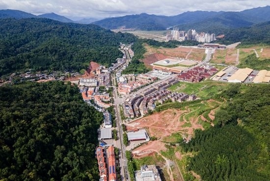 磨憨口岸俯瞰，右前方高層白色建筑群為老撾境內(nèi)。人民網(wǎng)記者 符皓攝