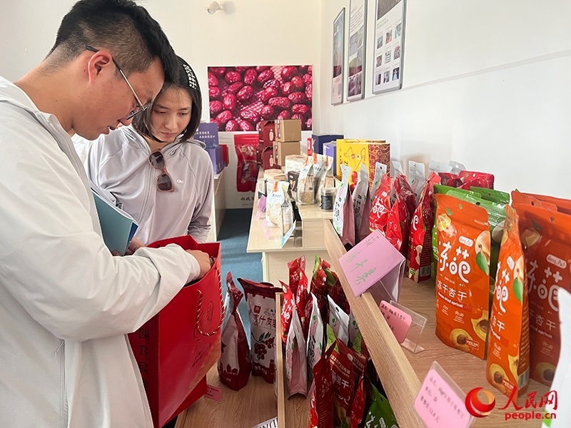 消費者在選購產(chǎn)品。人民網(wǎng)記者 常雪梅攝