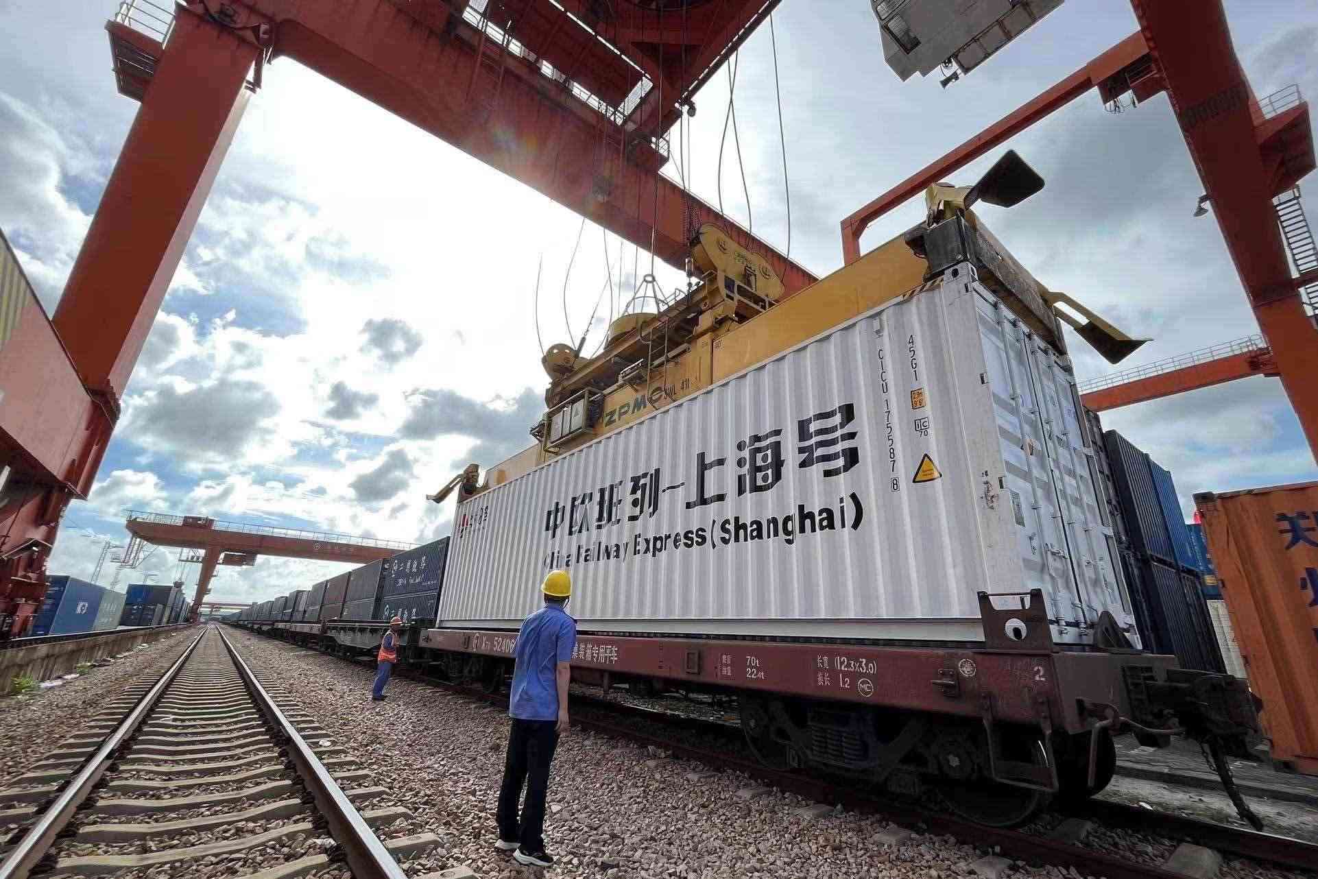 鐵路上海貨運中心閔行站貨場內，吊機在貨運員的監(jiān)裝下進行裝車落箱作業(yè)。人民網(wǎng) 皇甫萬里攝