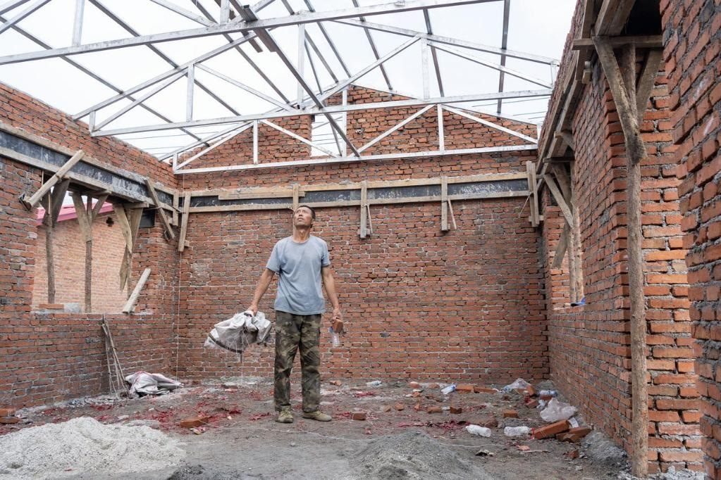 近日，在黑龍江省尚志市老街基鄉(xiāng)基豐村，村民劉環(huán)茂查看新建的房屋。新華社記者 謝劍飛 攝