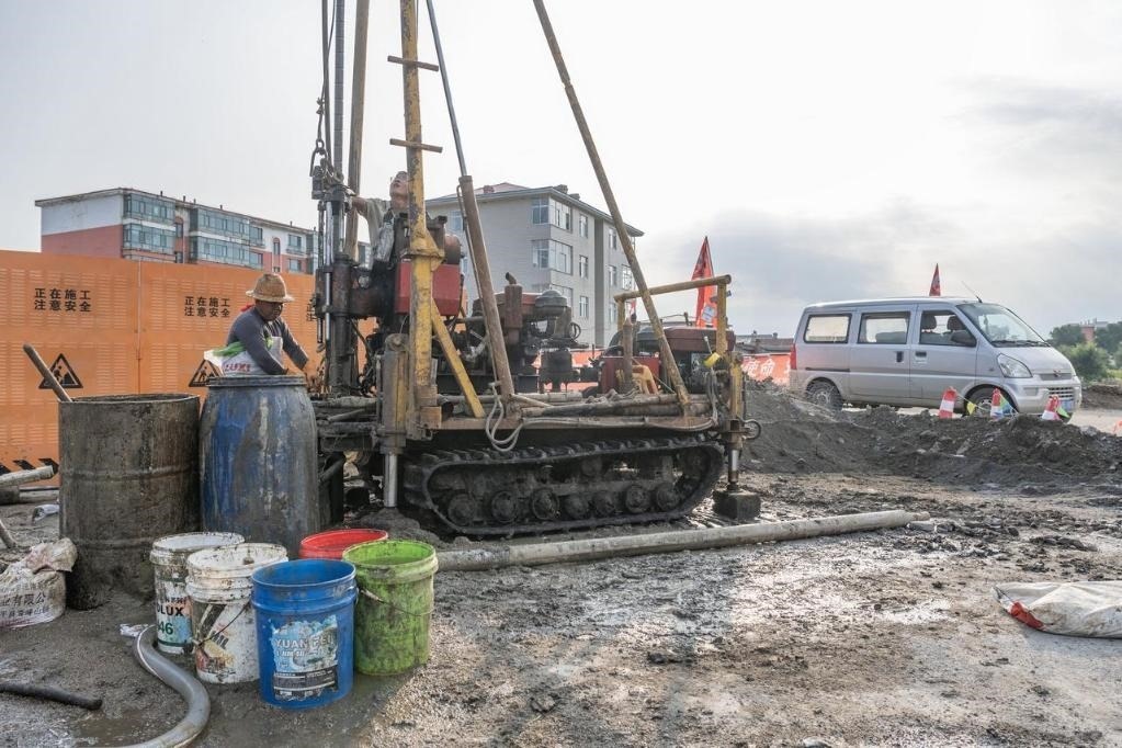 近日，在黑龍江省尚志市老街基鄉(xiāng)，施工人員正在作業(yè)。新華社記者 謝劍飛 攝