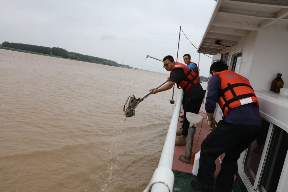 2023年6月29日，調(diào)水調(diào)沙期間，黃河下游利津水文站工作人員在進(jìn)行取沙作業(yè)。新華社記者 劉詩平 攝