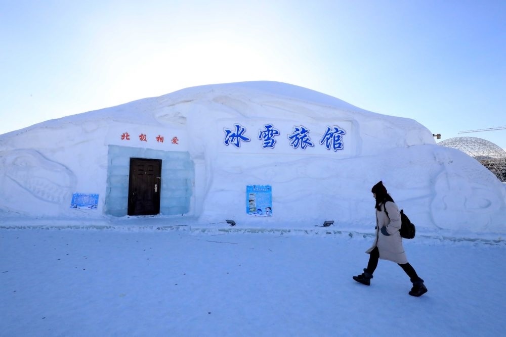 游客從北極村冰雪旅館的一個房間前走過（2018年1月31日攝）。