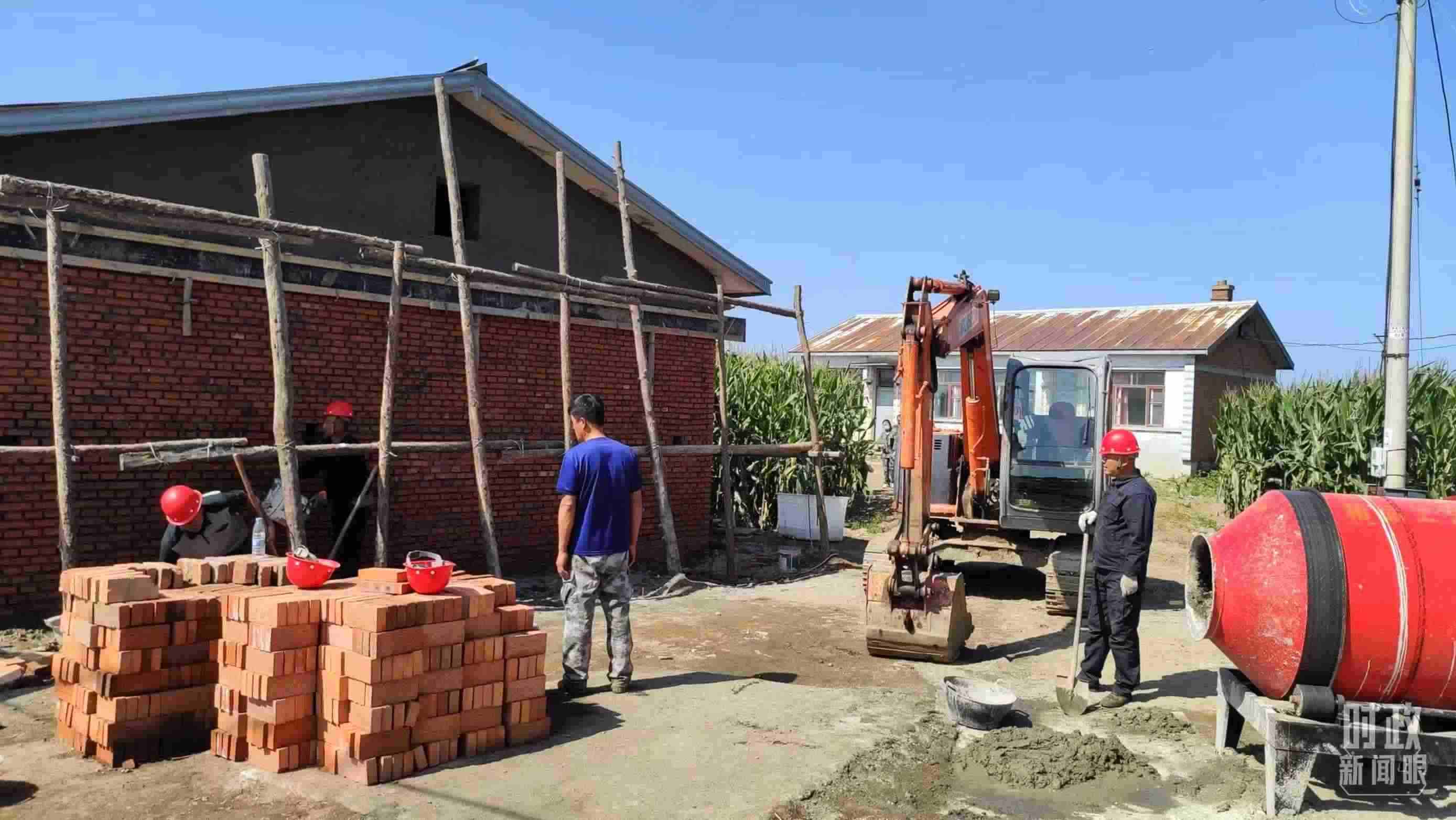 △村民正在修繕被損的房屋。（總臺央視記者薛冠南拍攝）