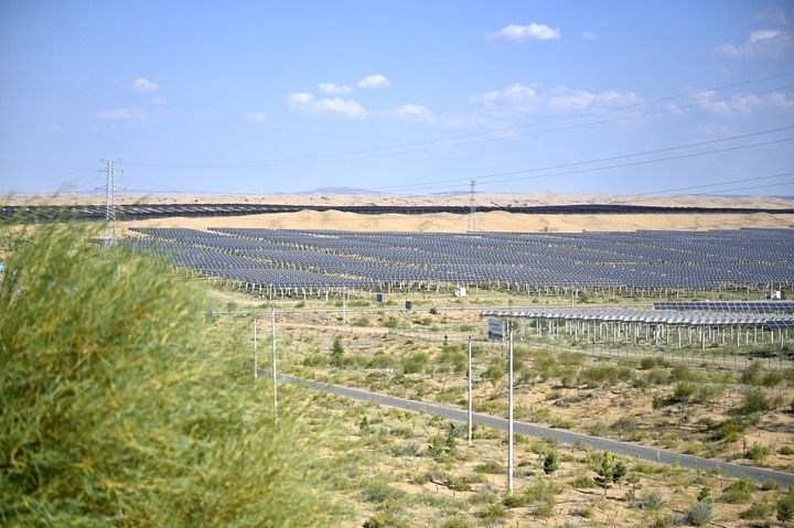 這是2023年8月24日拍攝的內(nèi)蒙古鄂爾多斯市達(dá)拉特光伏基地。新華社記者 賀書琛 攝